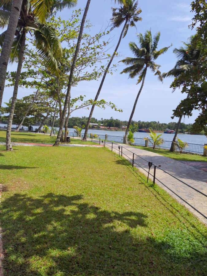 Ripples Service Villas Kollam Bagian luar foto